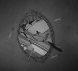 آینه شکسته